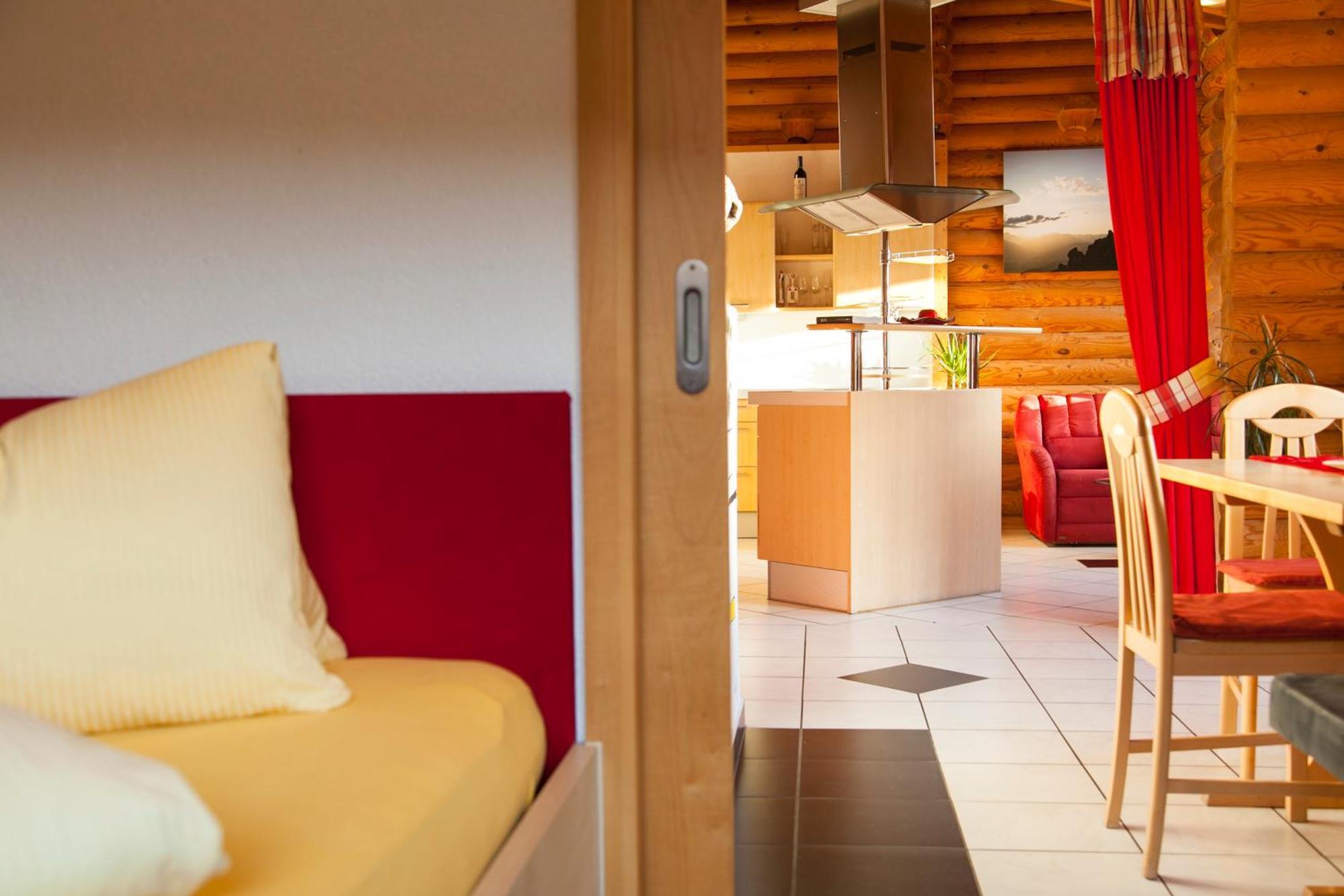 Camping Dreilaendereck Blockhuetten & Apartments Ried im Oberinntal Ruang foto